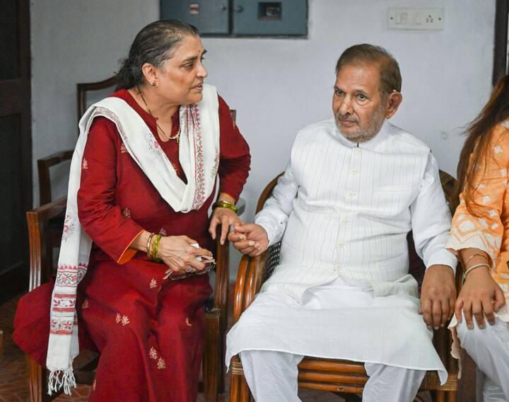 शरद यादव यांच्या निधनानंतर सोशल मीडियावर त्यांना श्रद्धांजली अर्पण करण्यात येत आहे. यामध्ये सर्वसामान्यांपासून राजकीय नेत्यांचा समावेश आहे.