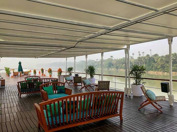 তারপর সেখান থেকে নদীপথে পৌঁছবে কলকাতা। ফরাক্কা ও মুর্শিদাবাদ হয়ে ২০তম দিনে সেটা পৌঁছবে কলকাতা। পরদিন সেটা ঢাকার দিকে রওনা দেবে। পরের ১৫ দিন বাংলাদেশের জলসীমায় থাকবে  MV Ganga Vilas. ছবি: PTI