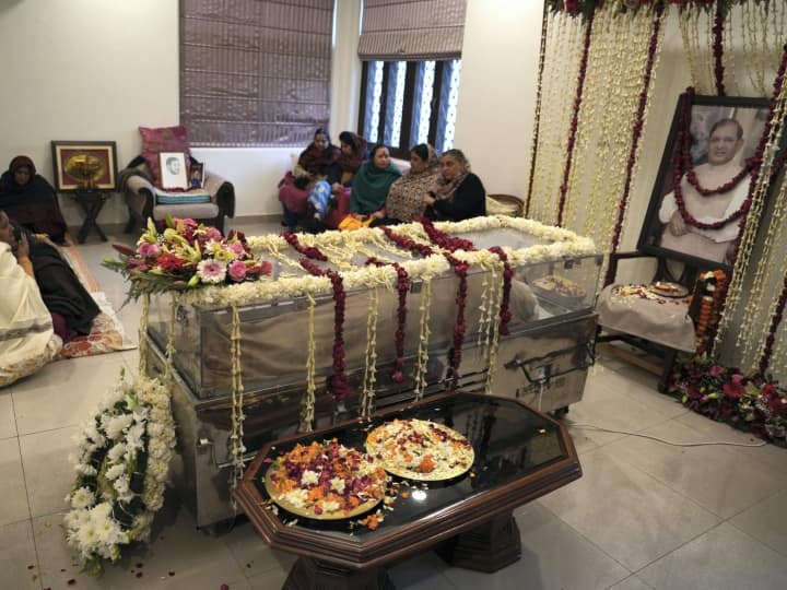 Sharad yadav cremation will take place on 14 january in his village Ankhmau Sharad Yadav Death: शनिवार को पैतृक गांव अंखमऊ में होगा शरद यादव का अंतिम संस्कार, सुबह दिल्ली से जाएगा पार्थिव शरीर