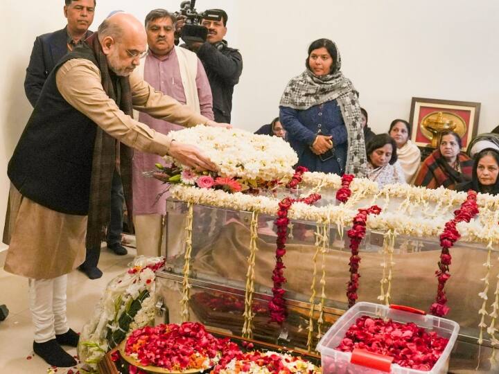 केंद्रीय गृह मंत्री अमित शाह ने शरद यादव को उनके आवास पर श्रद्धांजलि दी.बाद में शाह ने शरद यादव के निधन को देश के लिए अपूरणीय क्षति बताया. उन्होंने कहा, ‘‘पिछले पांच दशकों में शरद जी ने जन केंद्रित मुद्दों को उठाया और अपनी अंतिम सांस तक समाजवादी विचारों को बढ़ावा दिया.’’