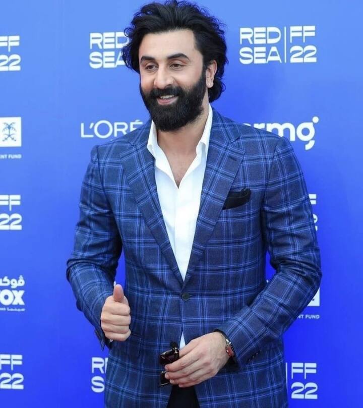 रणबीर कपूर – बॉलीवुड के हैंडसम हंक रणबीर कपूर की फिल्म ‘एनीमल’ साउथ के फेमस निर्देशक संदीप वांगा द्वारा निर्देशित है. जिसका दर्शक बेसब्री से इंतजार कर रहे हैं. बता दें कि संदीप वांगा शाहिद कपूर के साथ ‘कबीर सिंह’ जैसी फिल्म बना चुके हैं.