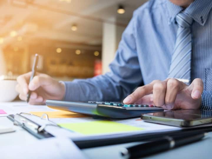 LIC प्रीमियम, EPF, PPF और पेंशन योजना में निवेश करके आप आयकर विभाग की धारा 80C के तहत टैक्स क्लेम कर सकते हैं. इस सेंक्शन के तहत आपको 1.5 लाख रुपये तक की छूट दी जाएगी.