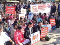 In Pics : एमपीएससीचे शेकडो विद्यार्थी रस्त्यावर