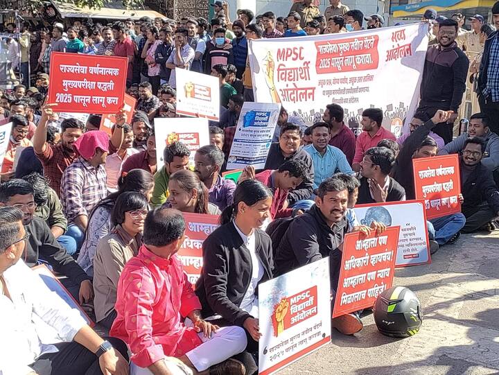 पुण्यातील अलका टॉकीज चौकात विद्यार्थ्यांनी ठिय्या मांडला आहे.