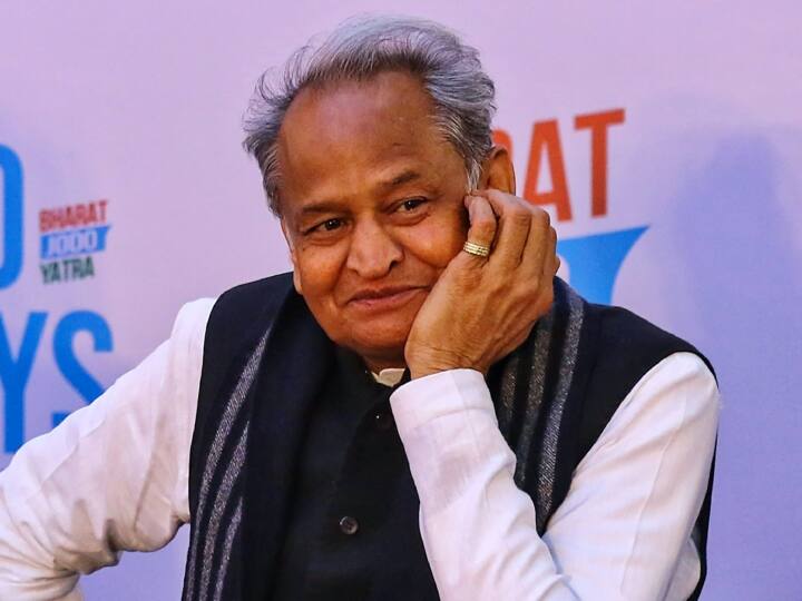 Rajasthan CM Ashok Gehlot read old budget in assembly proceedings adjourned after uproar राजस्थानच्या मुख्यमंत्र्यांकडून विधानसभेत जुना अर्थसंकल्प सादर; विरोधकांकडून गदारोळ