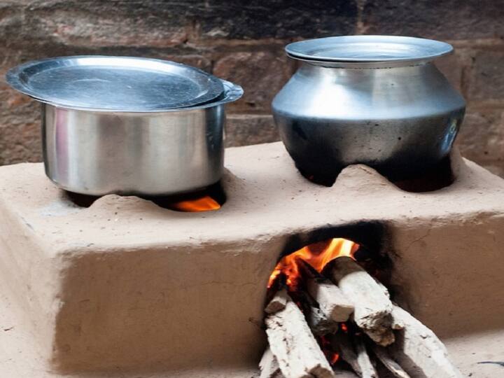 Nagpur urban slums cook on clay stoves in Four out of 10 households survey report reveals Nagpur News: सर्वे रिपोर्ट में खुलासा, शहरी स्लम बस्तियों के 10 में से चार घरों में मिट्टी के चूल्हे पर बनता है खाना