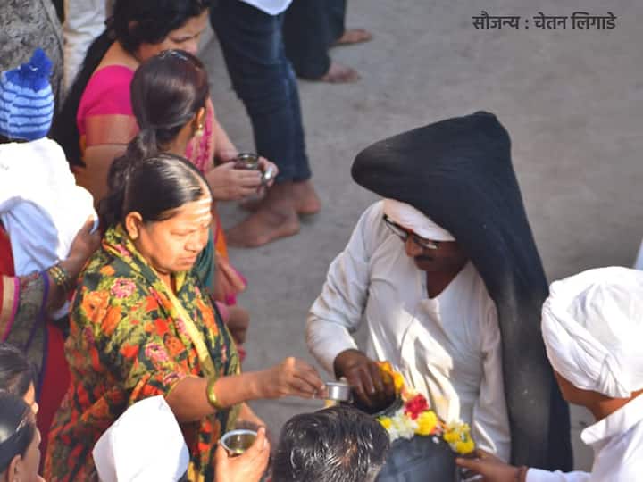 तैलाभिषेकसाठी भाविक तेल अर्पण करताना (सौजन्य : चेतन लिगाडे)