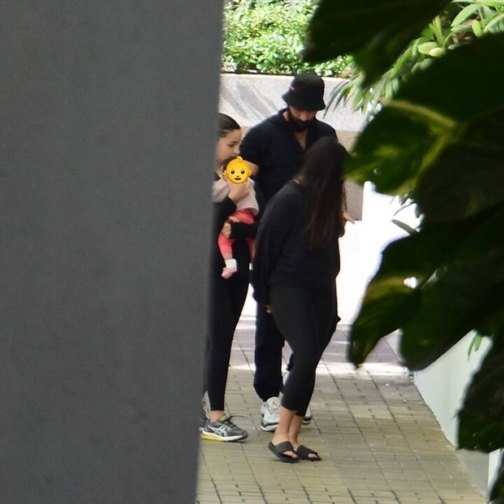 आलिया और रणबीर इस दौरान ब्लैक आउटफिट में नजर आए.