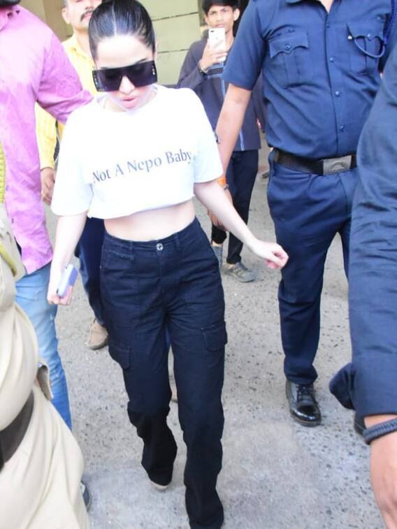 क्रॉप टॉप-ब्लैक जींस में उर्फी का कूल लुक