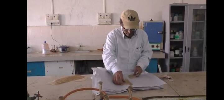 कुलगुरू डॉ. उद्धव भोसले यांच्या मार्गदर्शनाखाली रसायनशास्त्र संकुलातील प्रा. डॉ. ओमप्रकाश येमूल यांच्या विद्यार्थी समूहाने धान्यापासून खाण्यायोग्य प्लास्टिक निर्मितीचा म्हणजेच 'बॉयोप्लास्टिक'चा शोध लावला आहे.