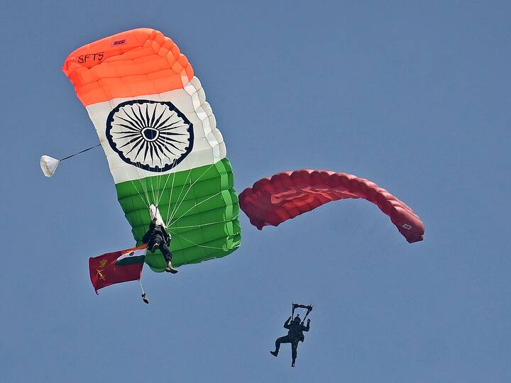 প্যারা জাম্পাররা কৌশল দেখাচ্ছে মহড়ার এক ফাঁকে।