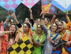 ਪੰਜਾਬ 'ਚ ਲੋਹੜੀ ਦੇ ਤਿਉਹਾਰ ਮੌਕੇ ਲੱਗੀਆਂ ਰੌਣਕਾਂ, ਵੇਖੋ ਤਸਵੀਰਾਂ