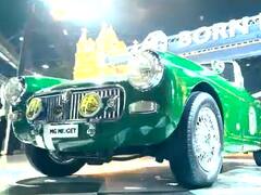 ऑटो एक्सपो के दूसरे MG Midget विंटेज कार बनी आकर्षण का केंद्र, सेल्फी के लिए उमड़ी भीड़ 