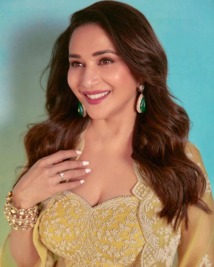 येथे तिने फिकट पिवळ्या रंगाचा डिझायनर लेहेंगा परिधान केलेला दिसत आहे. .(फोटो सौजन्य :madhuridixitnene/इंस्टाग्राम )