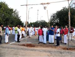 வேட்டி, சட்டையில் பொங்கல் விழா கொண்டாடிய கரூர் ஆட்சியர்