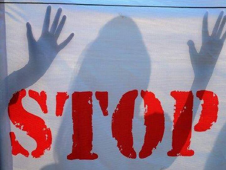 Shocking! 52-year-old teacher from Kerala arrested for sexually assaulting students in Kannur 52 வயது ஆசிரியர் மாணவிகளுக்கு பாலியல் தொந்தரவு அளித்த கொடூரம்: கேரளாவில் அவலம்