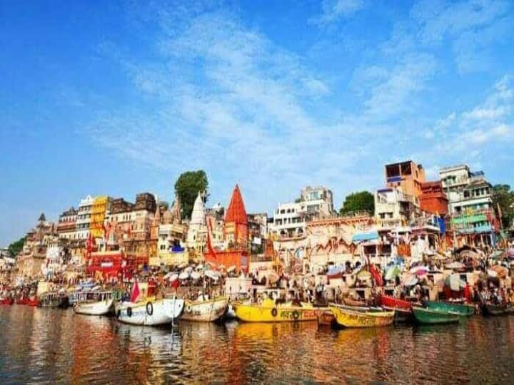 Varanasi Famous Places: बेहद खूबसूरत और धार्मिक स्थल वाराणसी जहां लोग मुक्ति और शुद्धि के लिए भी आते हैं. मंदिरों और घाटों के लिए यह शहर जाना जाता है. यहां आकर आध्यात्म की अनुभूति होती है.