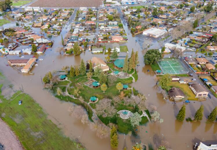 Flood wreaks havoc in California, big potholes on the roads, mud all around California Floods: मां से छूटा हाथ, पलक झपकते ही भीषण बाढ़ में बह गया पांच साल का मासूम