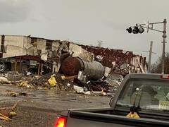 अलबामा में टॉरनेडो ने मचाई भीषण तबाही, शहर की सड़कें विरान! तूफान से 6 लोगों की मौत