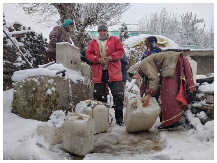 Snowfall 2023: इन दिनों पहाड़ी इलाकों में भारी बर्फ़बारी हो रही है. बर्फ की सफ़ेद चादर से ढकी सड़क, पेड़, घर काफी सुंदर लग रहे है. जहां आम जीवन ठप हो चुका है.