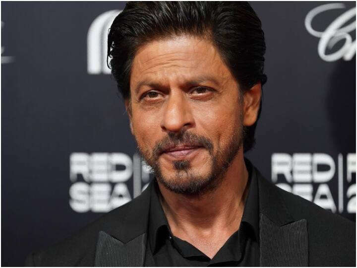 Shah Rukh Khan became emotional by seeing his salute picture from Fauji to Pathaan shared by a fan on twitter AskSrk session 'फौजी' से लेकर 'पठान' तक की अपनी जर्नी की तस्वीरें देख इमोशनल हुए SRK, फैंस को बोले- ये सैल्यूट हमेशा...
