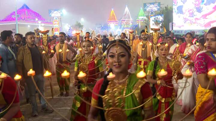 ইতিমধ্যেই লক্ষাধিক পুণ্যার্থী ভিড় করেছেন সাগরে। দেশ-বিদেশের নানা প্রান্ত থেকে গঙ্গাসাগরে পুণ্য়স্নান করতে ভিড় করছেন মানুষজন।