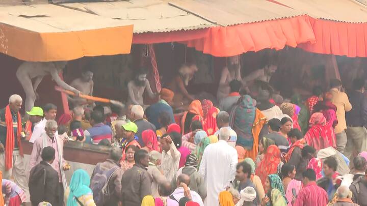 পুরাণ মতে, সগর রাজার ৬০ হাজার সন্তানকে জীবন ফিরিয়ে দিতে ভগীরথ মর্ত্যলোকে গঙ্গাকে নিয়ে এসেছিলেন৷ তাই মকর সংক্রান্তিতে গঙ্গা এবং সাগরের সঙ্গমে স্নান করলে অসীম পুণ্যের কথা বর্ণিত হয়েছে পুরাণে৷