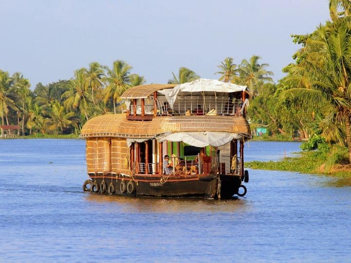 Popular Houseboat Destinations In India For Best Holiday Experience भारत के खूबसूरत 'हाउसबोट' डेस्टिनेशन, जहां आपको मिलेगा यात्रा का अनोखा और यादगार अनुभव