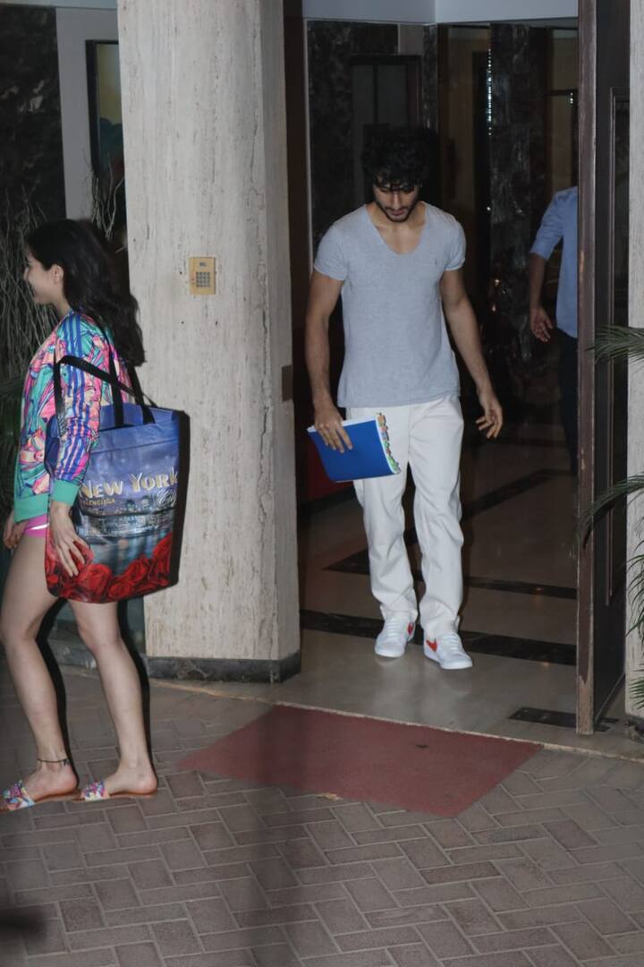 सारा अली खान इस दौरान शॉर्ट्स और टीशर्ट के साथ जैकेट पहने हुए दिखाई दी. साथ ही उन्होंने एक बड़ा सा बैग भी कैरी किया हुआ था.