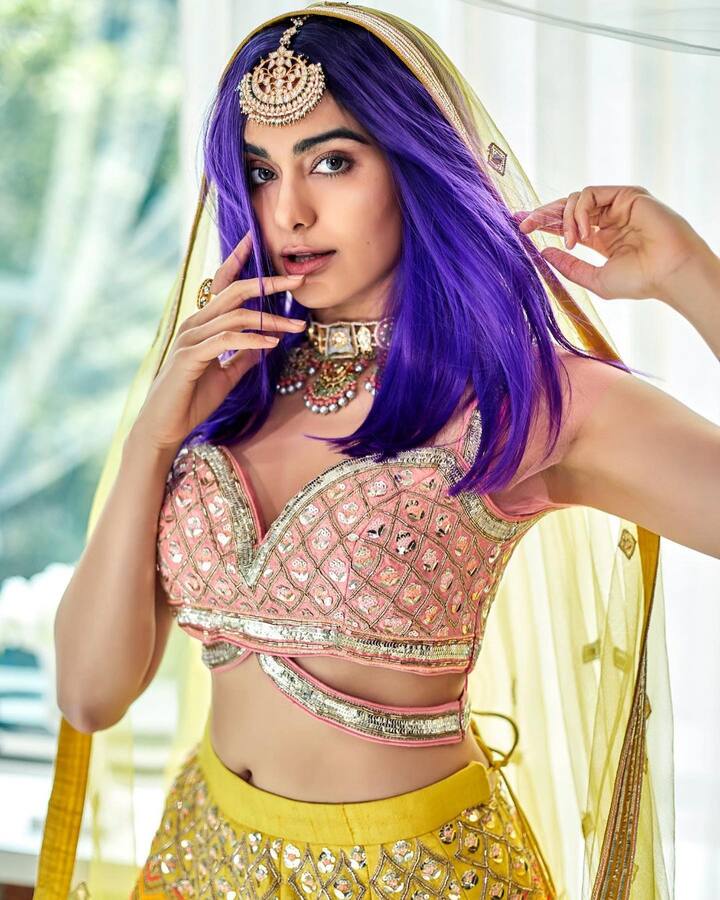 वहीं हाल ही में उन्होंने अपने अलग-अलग बोल्ड लुक फैंस के साथ शेयर की हैं. जिसमें वो बला की खूबसूरत लग रही हैं.