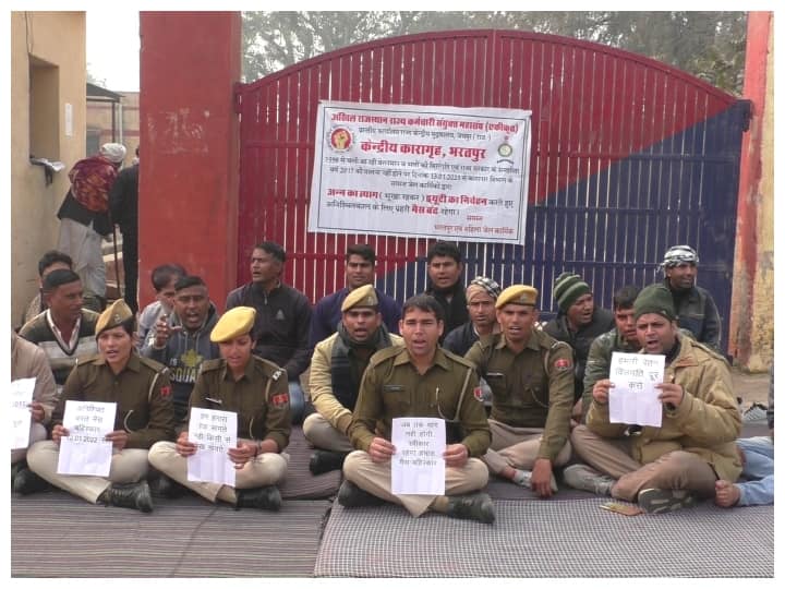 Jail Guards Protest outside Bharatpur Central Jail demanding equal pay for equal work of RAC ANN Bharatapur: भरतपुर केन्द्रीय कारागार के बाहर जेल प्रहरियों का प्रदर्शन, समान वर्दी समान वेतन देने की मांग