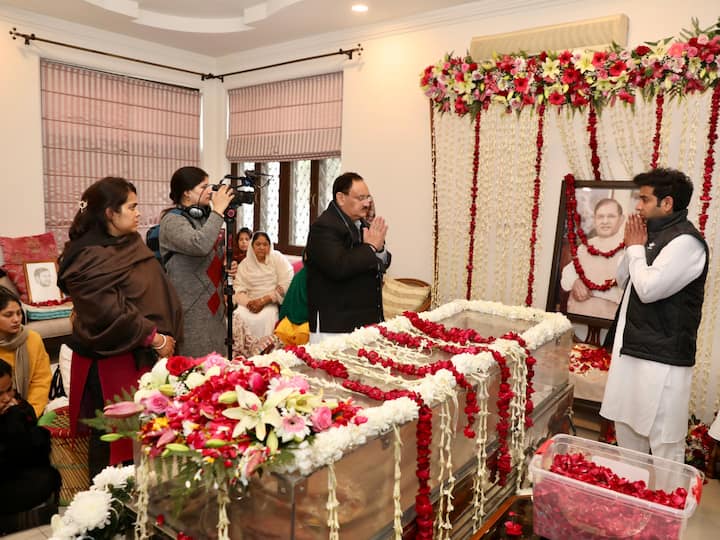 BJP President JP Nadda also paid tribute at his residence. He offered his condolences to the family. (Image Source: Twitter | @JPNadda)