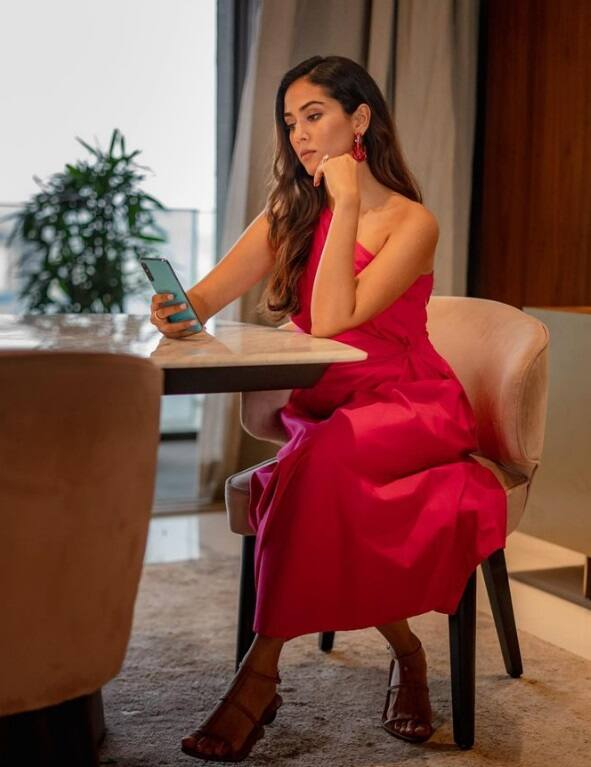 মীরা জানালেন, বাগদানের পর প্রথমবার শাহিদ কপূরের বাড়িতে যান মীরা। সেখানে গিয়ে তিনি শাহিদকে প্রথম প্রশ্ন করেছিলেন যে, কোথায় তিনি জুতো রাখবেন।