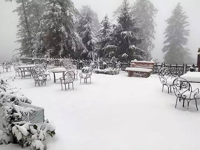 Himachal Snowfall: હિમાચલ પ્રદેશમાં હવામાનમાં ફરી એકવાર પલટો આવ્યો છે. શિમલા, ચંબા, કુલ્લુ, લાહૌલ-સ્પીતિ, મંડી અને કિન્નૌરમાં હિમવર્ષાને કારણે સામાન્ય જનજીવન અસ્તવ્યસ્ત થઈ ગયું છે.