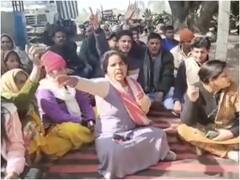 उधम सिंह नगर: खटीमा में महिलाओं से घर घुसकर मारपीट, पुलिस चौकी प्रभारी के खिलाफ धरना-प्रदर्शन