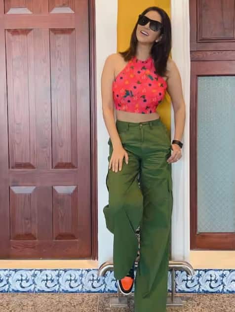 ਕਿਸੇ ਫੰਕਸ਼ਨ ਜਾਂ ਪਾਰਟੀ 'ਚ ਜਾਂਦੇ ਸਮੇਂ ਤਿਆਰ ਹੋ ਜਾਓ ਅਤੇ ਫੋਟੋਆਂ ਕਲਿੱਕ ਕਰੋ, ਫਿਰ ਜਾਣੋ ਸੰਨੀ ਲਿਓਨ ਤੋਂ। ਇਨ੍ਹਾਂ ਤਸਵੀਰਾਂ 'ਚ ਤੁਸੀਂ ਇਹ ਵੀ ਦੇਖ ਸਕਦੇ ਹੋ ਕਿ ਅਦਾਕਾਰਾ ਨੇ ਇਕ ਤੋਂ ਵਧ ਕੇ ਇਕ ਪੋਜ਼ ਦਿੱਤੇ ਹਨ। ਤੁਸੀਂ ਵੀ ਅਭਿਨੇਤਰੀ ਦੇ ਇਨ੍ਹਾਂ ਸਟਾਈਲ ਨੂੰ ਫਾਲੋ ਕਰ ਸਕਦੇ ਹੋ।