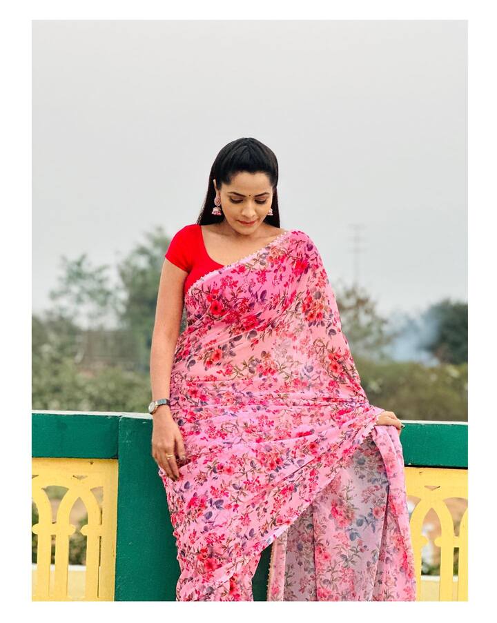 త్వరలో పూర్తికానున్న కార్తీకదీపం సీరియల్లో మోనిత నిర్ణయంపై డిస్కషన్ జరుగుతోంది. కార్తీక్ ప్రేమ దక్కదనే ఆలోచనతో తన మెడలో తాళికడితే చాలు దీపకు గుండెదానం చేస్తానంది. మోనిత నిర్ణయంపై సోషల్ మీడియాలో ట్రోల్స్ నడుస్తున్నాయి. మోనిత ఫొటోస్ చూసిన అభిమానులు ఇంత అందం ప్రాణత్యాగం చేస్తానంటే ఎలా అంటున్నారు...