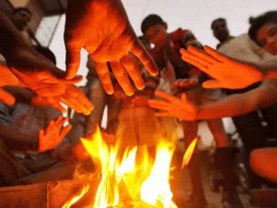 हवामान विभागानं दिलेल्या माहितीनुसार पुढील 48 तासांत वायव्य भारत आणि लगतच्या मध्य भारताच्या काही भागात तापमानाचा पारा घसरण्याची शक्यता आहे.
