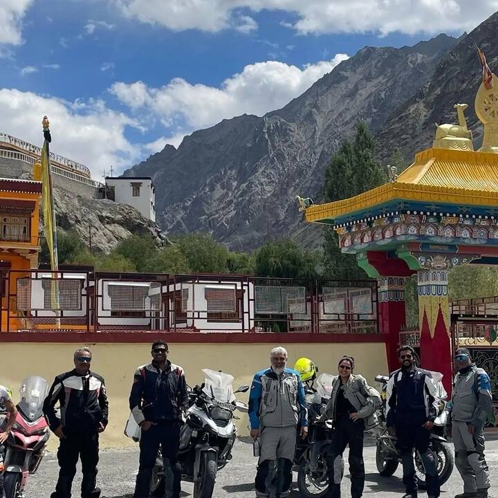 అజీత్ టీమ్‌తో కలిసి బైకుపై వేలాది కిలో మీటర్లు ప్రయాణించింది. - Image Credit: Manju Warrier/Instagram