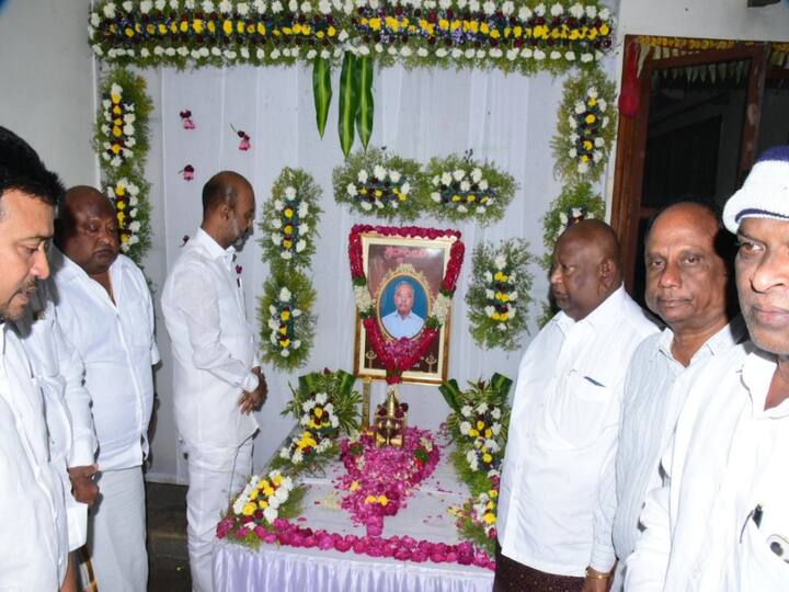 Karimnagar BJP Bandi Sanjay consoled Minister Gangula kamalakar on Father death Karimnagar News : మంత్రి గంగుల కమలాకర్ ను పరామర్శించిన బండి సంజయ్