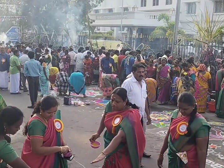 கரூர் மாநகராட்சியில் தூய்மை பணியாளர்கள் கொண்டாடிய பொங்கல் விழா