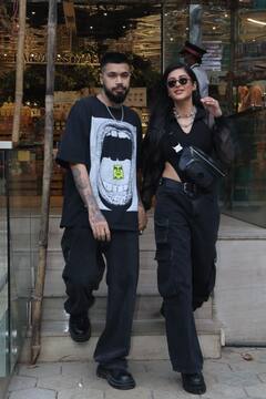 Shruti Haasan Photos: बॉयफ्रेंड के साथ हाथ में हाथ थामे मुंबई में स्पॉट हुईं श्रुति हासन, ऑल ब्लैक लुक में लूटी महफिल