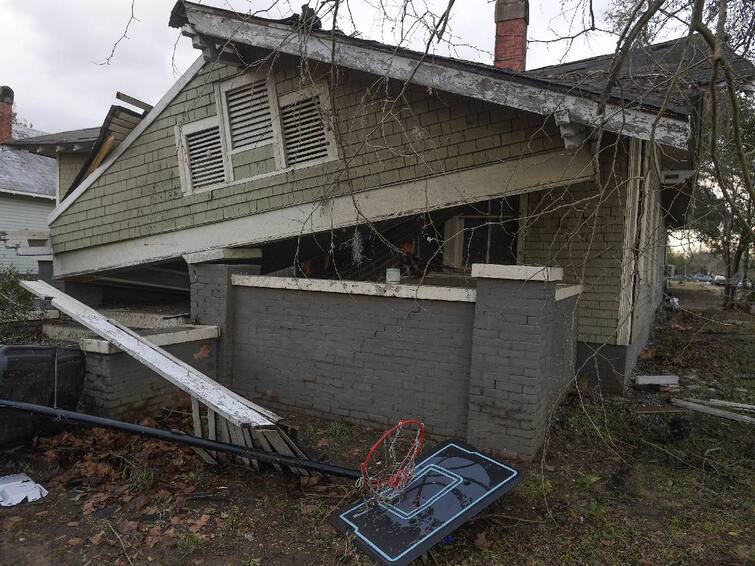 At least six people have died after a massive, tornado-like storm hit southern Alabama yesterday, authorities said. அமெரிக்காவில் அடுத்தடுத்து இயற்கை பேரிடர்கள்.. அலபாமாவில் சூறாவளி புயல் காரணமாக 6 பேர் உயிரிழப்பு..