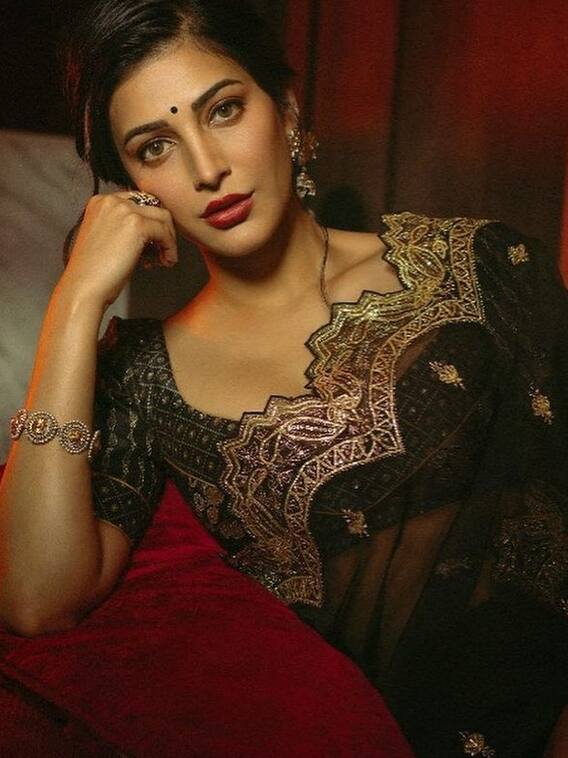 ब्लैक साड़ी में श्रुति हासन ने दिखाई दिलकश अदाएं