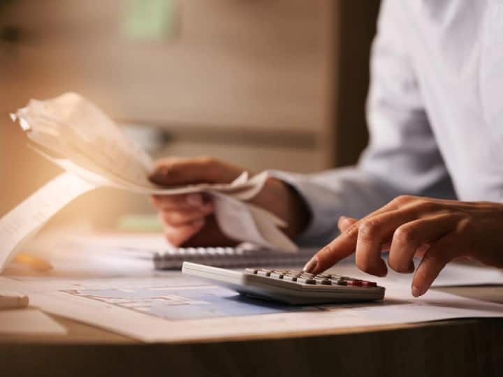 अगर आप वित्त वर्ष 2022-23 में इनकम टैक्स की सेविंग (Tax Saving) करना चाहते हैं तो यहां टैक्स बचाने के लिए कुछ तरीकों के बारे में बताया गया है, जिससे आप एक अच्छी टैक्स सेविंग कर सकते हैं. इन तरीकों से आप क्लेम करके लाखों का टैक्स बचा सकते हैं. आइए जानते हैं इन तरीकों के बारे में...