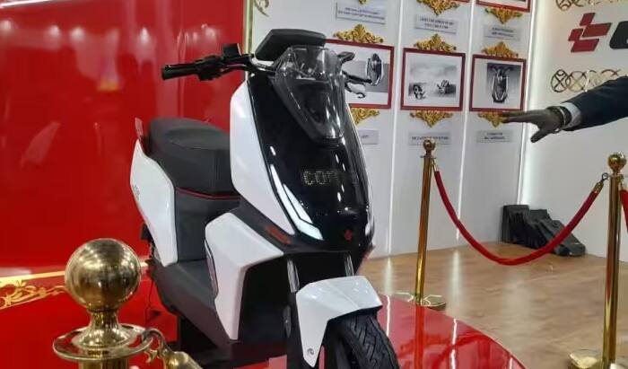 Auto Expo 2023: જુની યાદોને તાજી કરવા માટે LML હવે ઇલેક્ટ્રિક વર્ઝનમાં વાપસી કરી રહ્યું છે. કંપનીએ ઓટો એક્સ્પૉ 2023માં પોતાનું પહેલું ઇલેક્ટ્રિક સ્કૂટર (LML Star) પરથી પડદો ઉઠાવી લીધો છે, સાથે જ આનુ બુકિંગ પણ શરૂ કરી દીધુ છે.