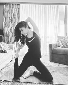 Mouni Roy Fitness: मौनी रॉय इन योग आसन से रहती हैं इतनी फिट, आप भी जान लेंगी तो मिलेगा फायदा