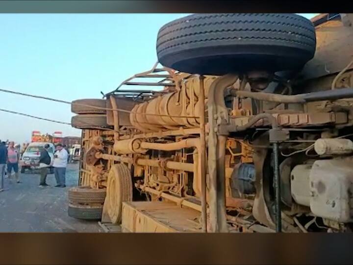 खाजगी बस आणि ट्रकची समोरासमोर धडक होऊन अपघात झाला