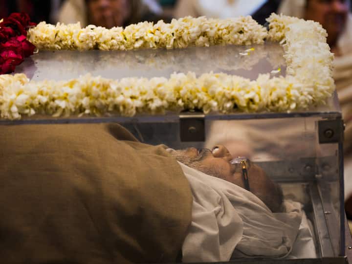 Mortal remains of former union minister Sharad Yadav, at Chhatarpur in New Delhi. (Image Source: PTI)
