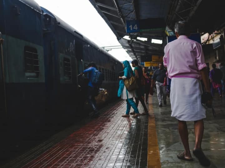 Union Budget 2023 india senior citizen hope for rail fare concession announcement Marathi News Union Budget 2023: अर्थसंकल्पाकडून ज्येष्ठ नागरिकांना मोठ्या अपेक्षा; रेल्वे प्रवास दरांत सवलत मिळणार?